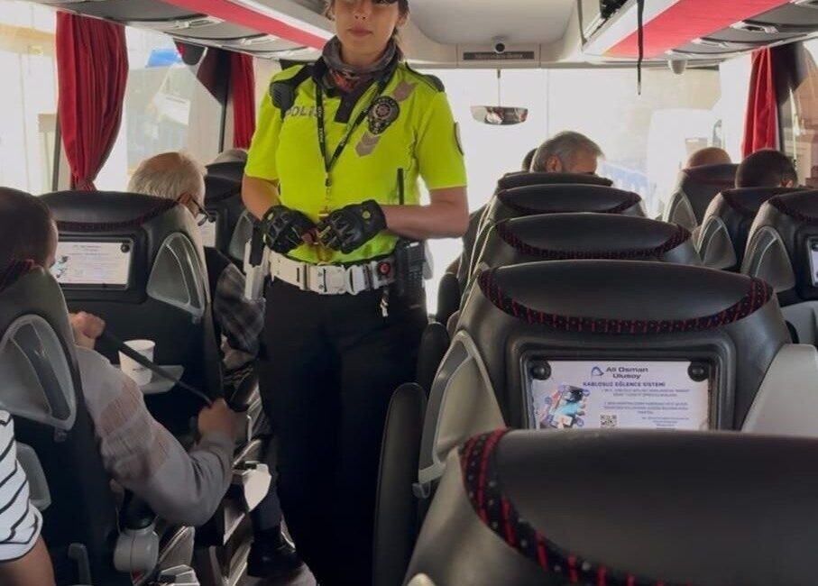 Polis vatandaşlara güvenli yolculuğu anlattı Denizli Şehirlerarası Otobüs Terminalinde Trafik Denetleme Şube Müdürlüğü ekipleri tarafından
