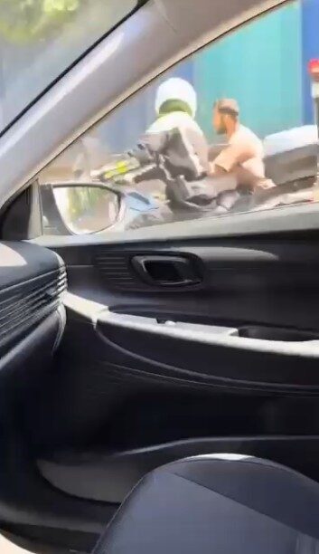 Polisi peşine takmıştı, özür diledi Kocaeli’nin Darıca ilçesinde trafik polisinin “dur” ihtarına uymayarak kaçan motosikletli