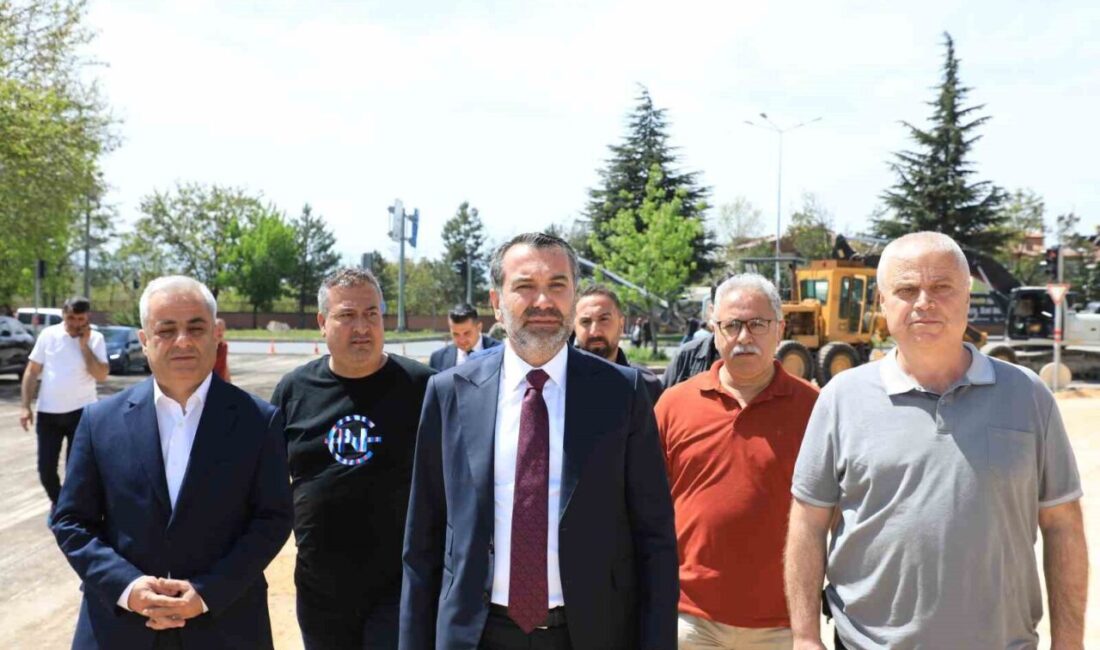 Saha incelemelerini sürdüren Başkan Şahin Şerifoğulları’ndan yoğun tempo Saha çalışmalarını aralıksız sürdüren Elazığ Belediye Başkanı Şahin Şerifoğulları, Sanayi
