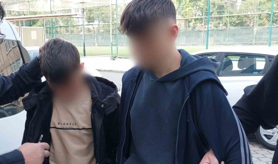 Samsun’da tüfekle ev kurşunlayan 2 çocuk yakalandı Samsun’da tüfekle ev kurşunlayan 2 çocuk, polisin takibi sonucu yakalandı.