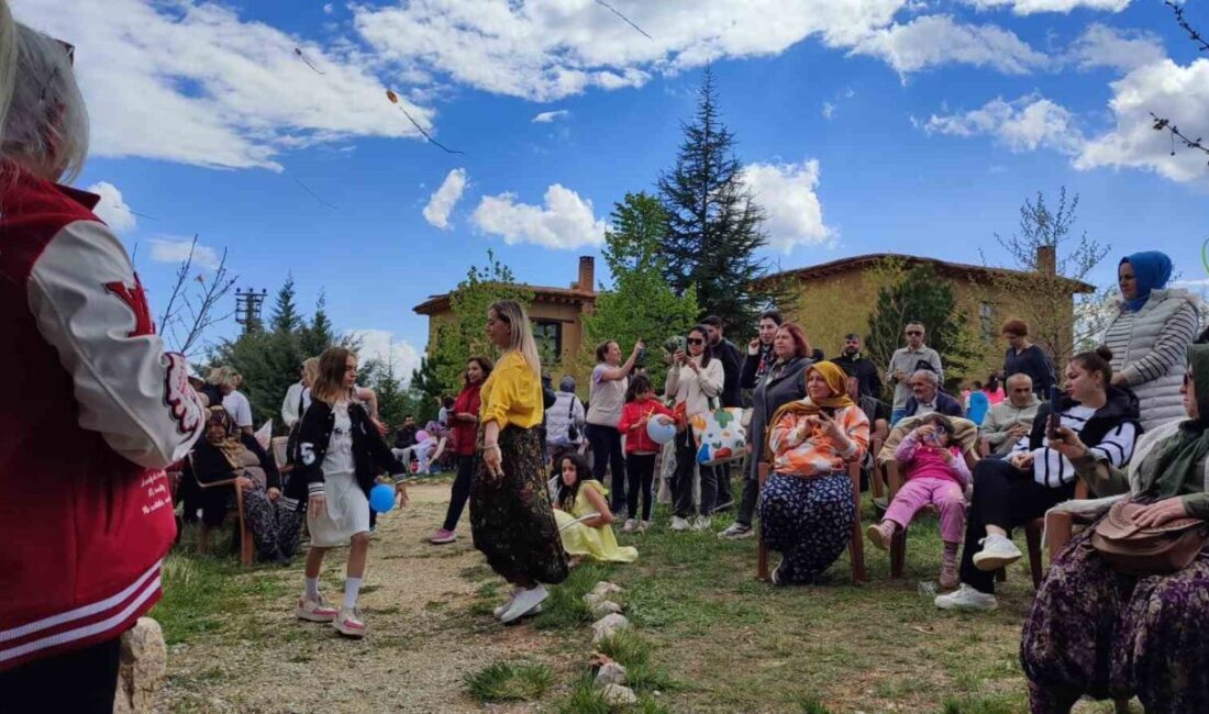 Sanatçıların köyünde Hıdırellez coşkusu Konya’nın Hüyük ilçesinde baharın gelişi dolayısıyla düzenlenen Hıdırellez kutlamaları sanatçılara