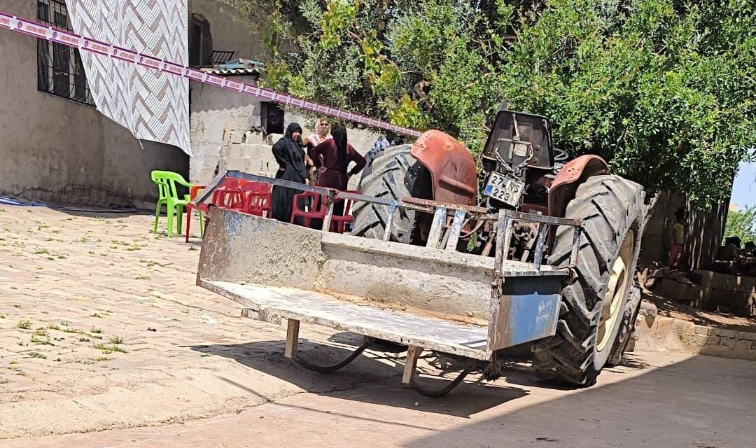 Şanlıurfa’da feci olay: Traktörü hareket ettiren 2 yaşındaki çocuk, 1 yaşındaki kuzenini ezdi Şanlıurfa’nın Birecik ilçesinde 2 yaşındaki çocuk, üzerinde oyun oynarken hareket