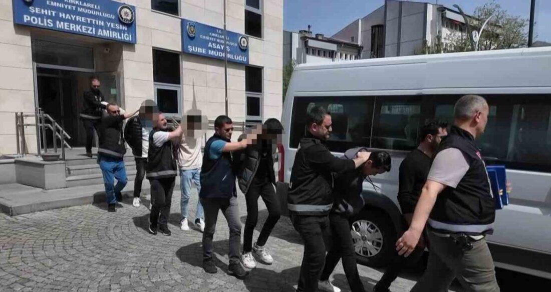 ’Sazan Sarmalı’ dolandırıcılık operasyonunda 8 gözaltı Kırklareli’nde düzenlenen ’Sazan Sarmalı’ dolandırıcılık operasyonunda 8 şüpheli gözaltına alındı.