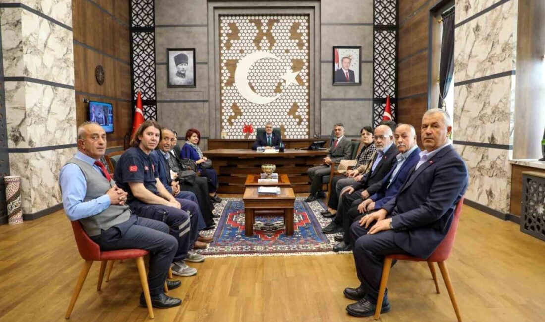 Şehit ailelerinden Vali Çelik’e ziyaret Niğde Şehit Aileleri Yardımlaşma ve Dayanışma Derneği yönetim kurulu üyeleri,