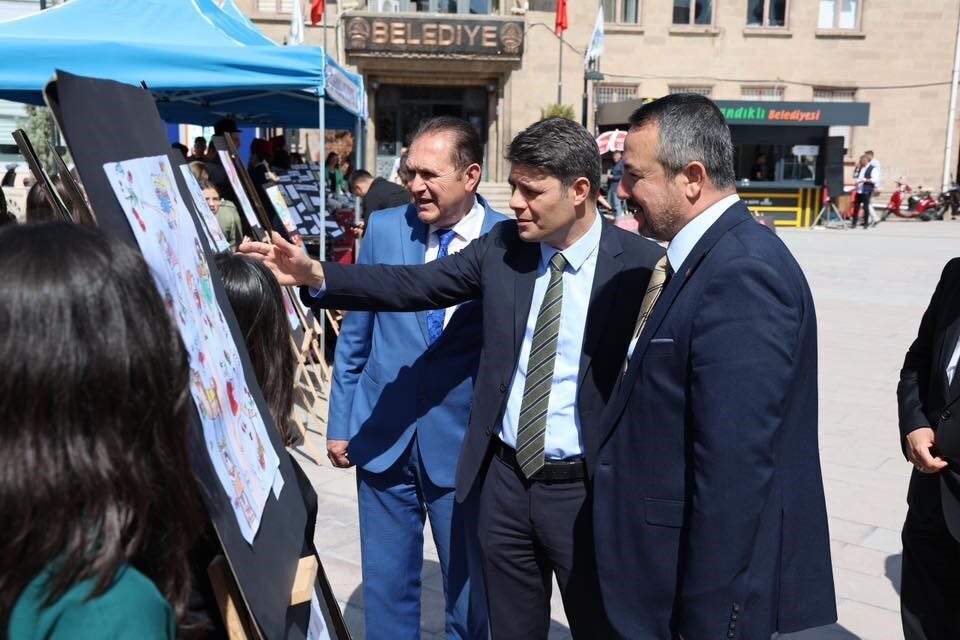 “Sen Yeter Ki Oku” etkinliği Sandıklı’da kitapseverleri buluşturdu Afyonkarahisar Sandıklı İlçe Milli Eğitim Müdürlüğü tarafından düzenlenen “Sen Yeter