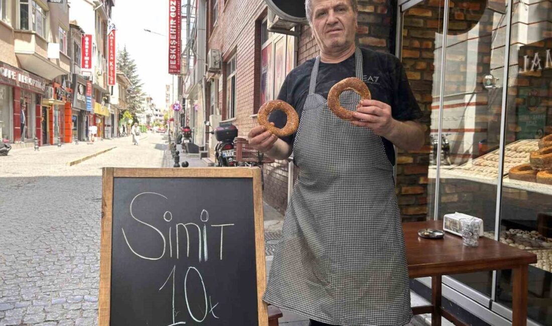 Simidi yüzde 50 indirimle 10 liraya satıyor Eskişehir’de işlettiği fırında simit ustası olarak çalışan ve dışarıda 15
