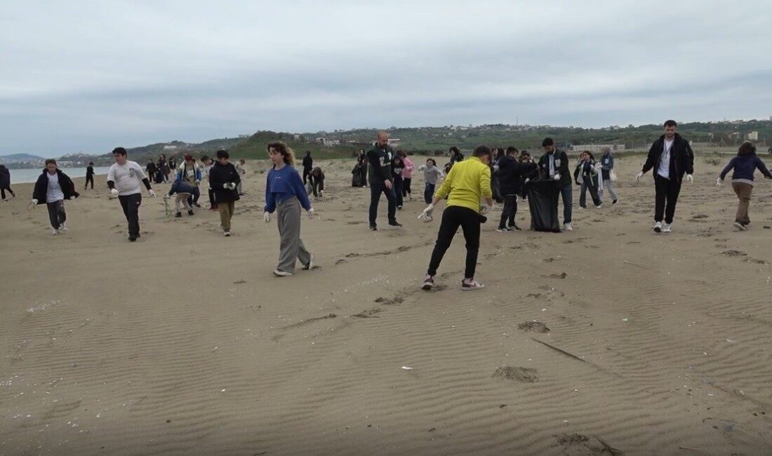 Sinop’ta çevre seferberliği Sinop’ta üniversite öğrencileri ve ortaokul öğrencileri, çevre temizliği etkinliğiyle doğa