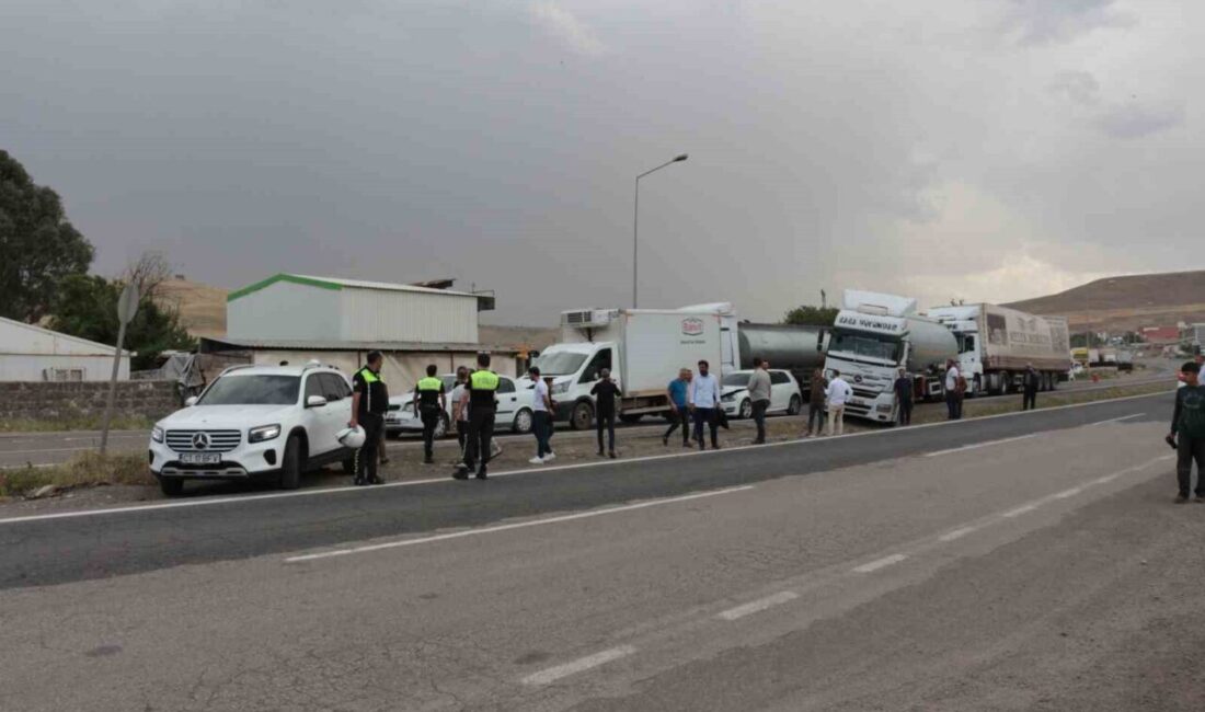 Şırnak’ta 6 aracın karıştığı maddi hasarlı zincirleme kaza Şırnak’ın Cizre ilçesinde 3 otomobil, 1 kamyonet ve 2 tırın