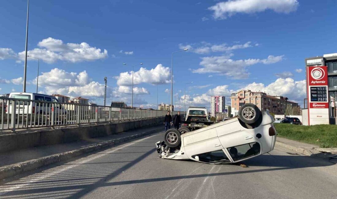 Sivas’ta otomobil devrildi: 3 yaralı Sivas’ta meydana gelen trafik kazasında otomobilin devrilmesi sonucu 3 kişi