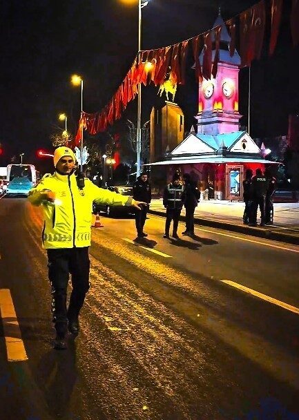 Şok uygulamalarda aranan 10 kişi yakalandı Kayseri İl Emniyet Müdürlüğü’nce yapılan şok uygulamalarda aranan 10 kişi