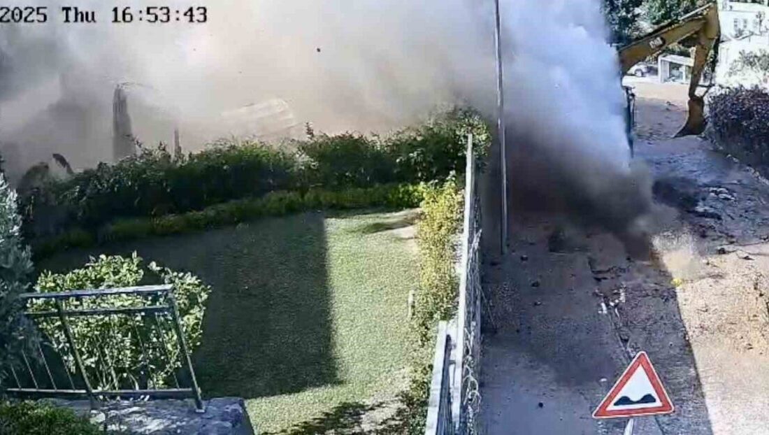 Su borusu bomba gibi patladı, site savaş alanına döndü Muğla’nın Bodrum ilçesinde ana su isale hattında meydana gelen patlama