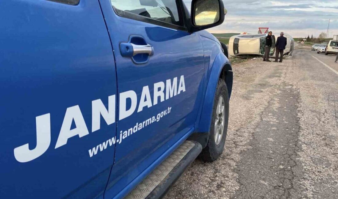 Takla atan otomobilden burnu bile kanamadan kurtuldu Aksaray’da sürücüsünün direksiyon hakimiyetini kaybettiği otomobil takla atarak yan devrilirken,