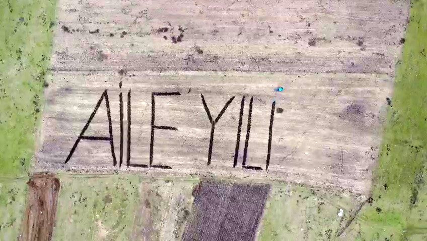 Tarlasına traktörüyle “Aile Yılı” yazdı Ardahanlı çiftçi Fatih Doğruyol, tarlasına traktörüyle ‘Aile Yılı’ yazdı. Cumhurbaşkanı