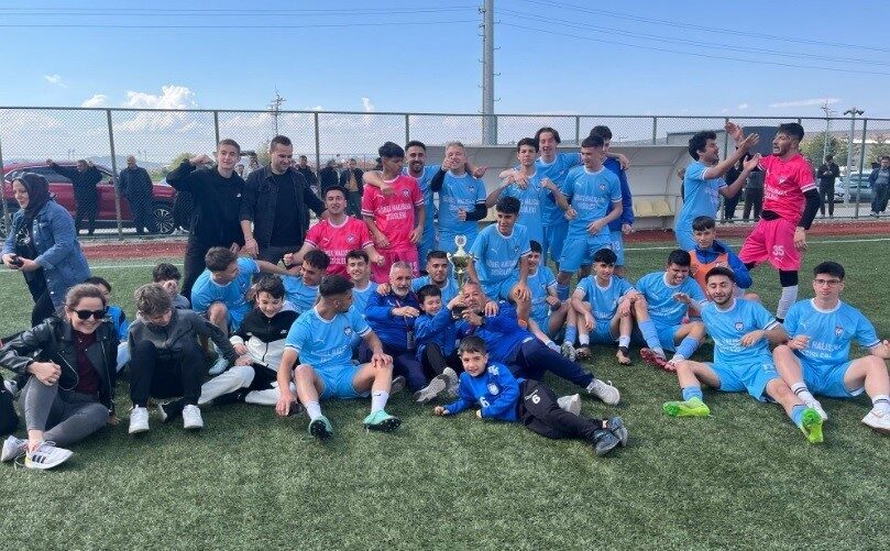 Tavşanlı Erdemspor, şampiyonluğu ve Kıbrıs turnuvasıyla ilgi odağı oldu Kütahya’nın Tavşanlı ilçesinde Erdemspor Futbol Takımı, 2. Amatör Küme’deki mütevazı