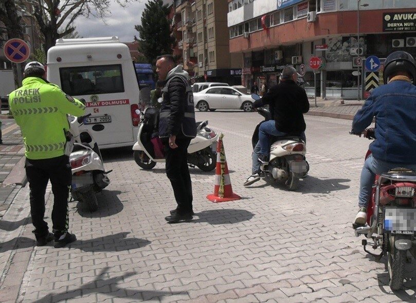 Tavşanlı’da ehliyetsiz ve kasksız sürücülere geçit verilmiyor Kütahya’nın Tavşanlı ilçesinde İlçe Emniyet Müdürlüğü ekipleri, ilçenin en işlek