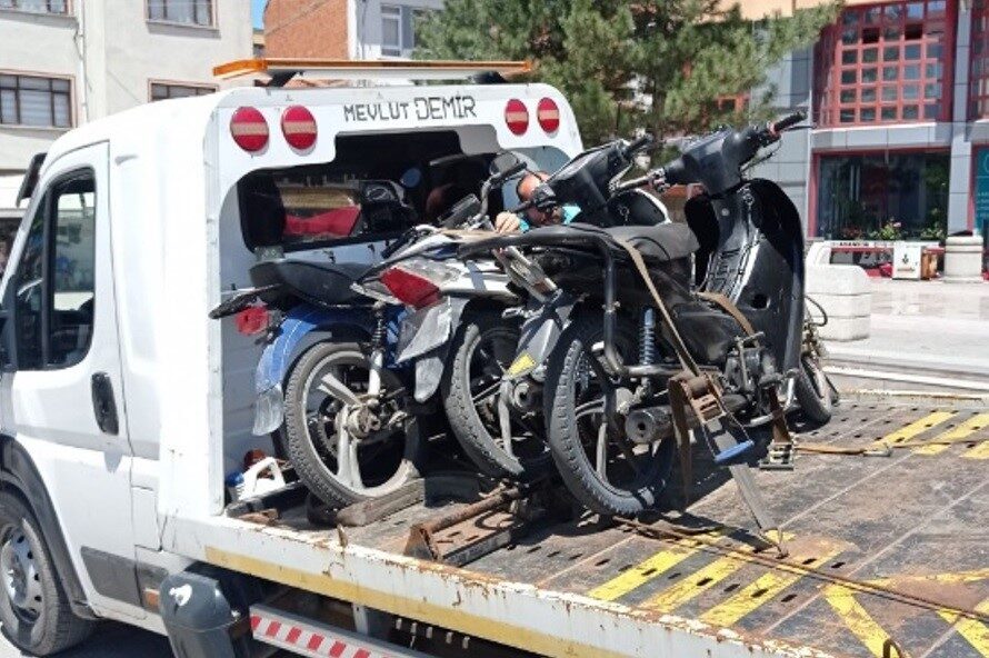 Tavşanlı’da gece gündüz motosiklet takibi Kütahya’nın Tavşanlı ilçesinde, İlçe Emniyet Müdürlüğü ekipleri tarafından plakasız motosikletlere