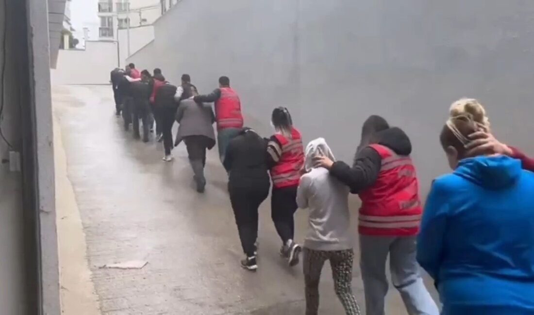 Tekirdağ merkezli 3 ilde fuhuş çetesine operasyon: 9 tutuklama Tekirdağ merkezli 3 ilde düzenlenen eş zamanlı operasyonlarda fuhuş yaptırdığı