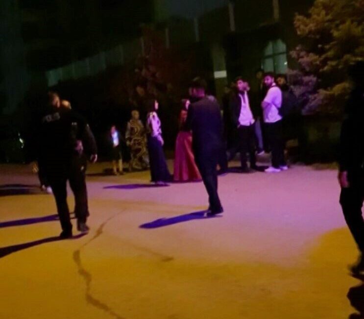 Tekme ve yumrukların havada uçuştuğu düğün kavgasında polis memurları arada kaldı Aksaray’da düğün salonunda birbirine giren gelin ve damat yakınlarının kavgası