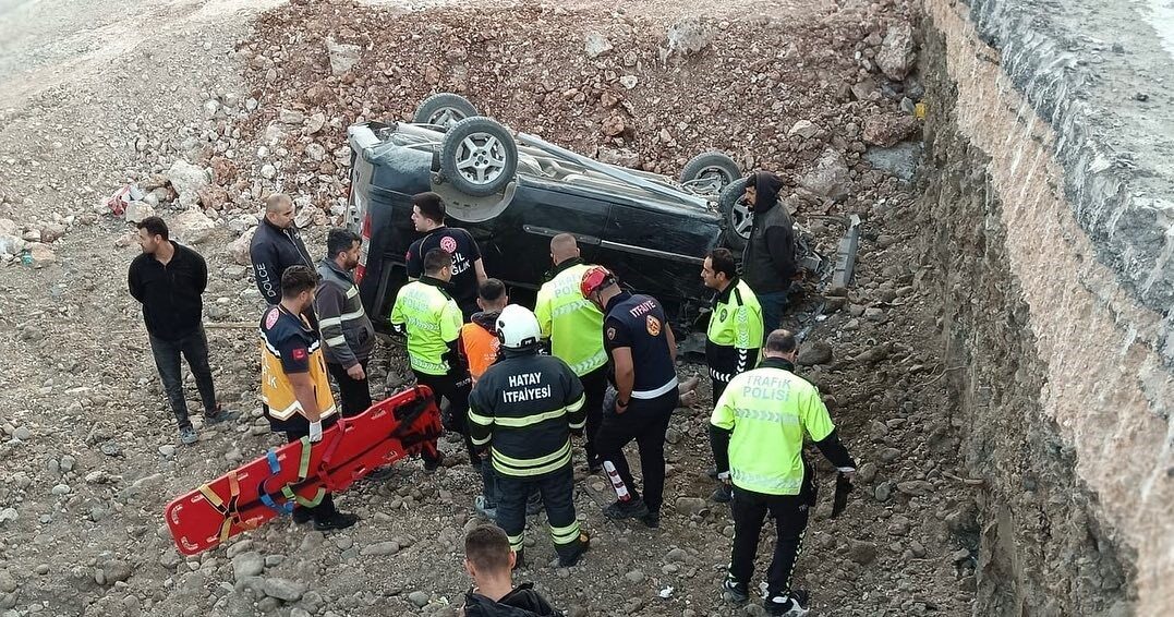 Ters dönen aracın sürücü yaralandı Hatay’da takla atarak ters dönen hafif ticari aracın sürücüsü yaralandı.