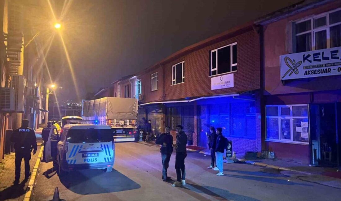 Ters yönden giden alkollü tır şoförü trafiği birbirine kattı Balıkesir’de alkollü olduğu iddia edilen tır şoförü, ters yönden giderek