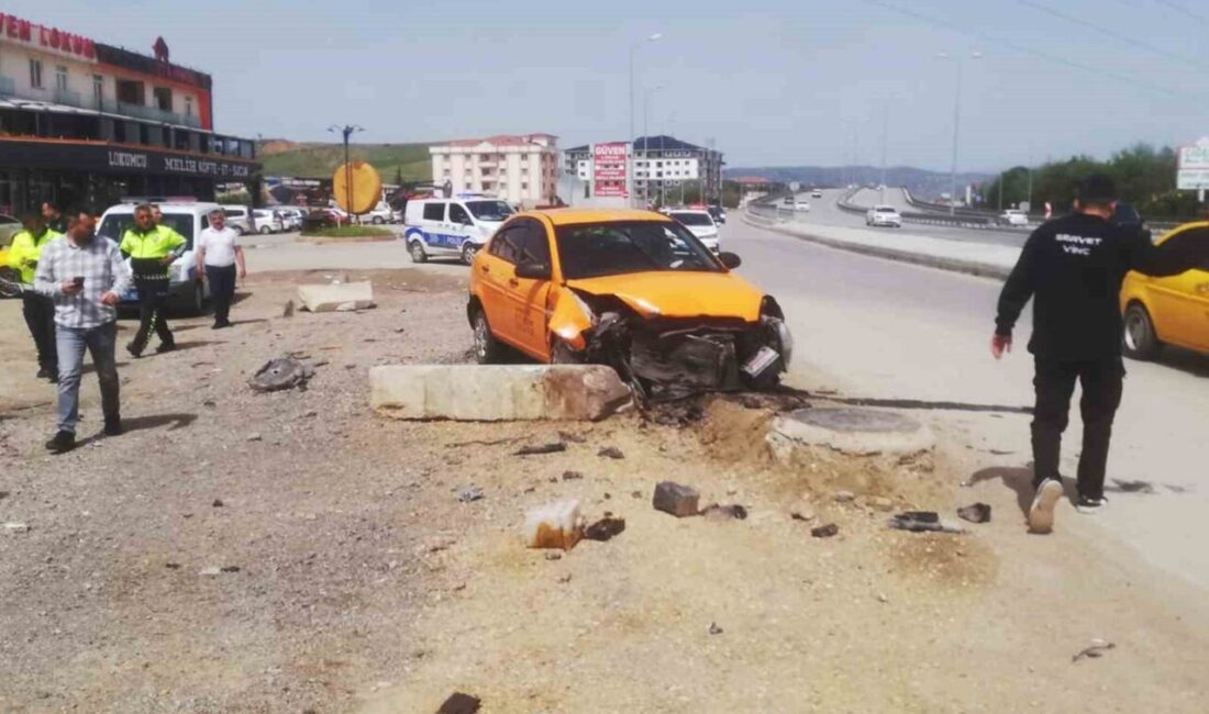 Ticari taksinin kaza anı kamerada: 2 yaralı Kırıkkale’de kontrolden çıkan otomobilin yol kenarındaki beton bariyere çarptığı kaza