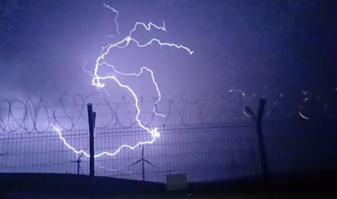 Tokat’ta fırtına nedeniyle ağaçlar devrildi Tokat’ta etkili olan sağanak, dolu ve fırtına hayatı olumsuz etkiledi.