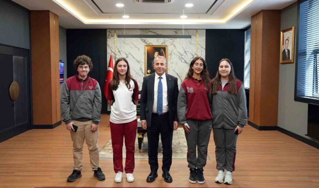 Trafik konulu resim yarışmasında dereceye giren öğrenciler Emniyet Müdürü Kurt’u ziyaret etti Çanakkale İl Emniyet Müdürlüğü Trafik Tescil ve Denetleme Şube Müdürlüğü