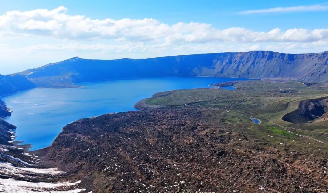 Turizm sezonu açılan Nemrut Kalderası havadan görüntülendi Bitlis’in Ahlat, Tatvan ve Güroymak ilçeleri sınırları içerisinde yer alan