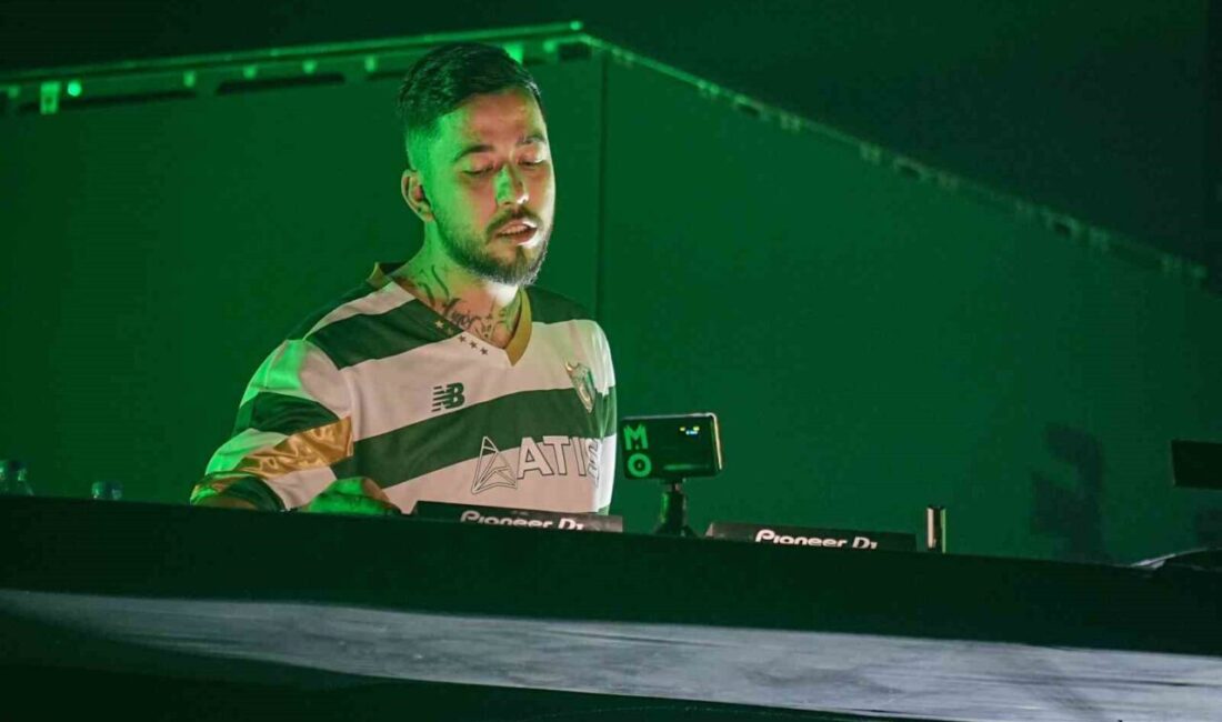 Türk DJ Mahmut Orhan sahneye Bursaspor formasıyla çıktı Dünya çapında ünlü Türk DJ Mahmut Orhan, memleketi Bursa’da Bursaspor’a