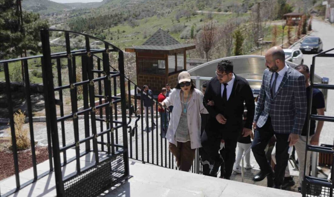 Türkan Şoray, 52 sonra “Mahpus” filminin çekildiği mekanı gezdi Yeşilçam’ın ünlü sinema sanatçısı Türkan Şoray, 52 yıl önce ‘mahpus’