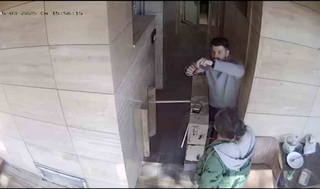 Tuvalette bulduğu altın dolu keseyi polise teslim etti Manisa’da bir kafe işletmecisi, iş yerinin tuvalet kısmında bulduğu içi