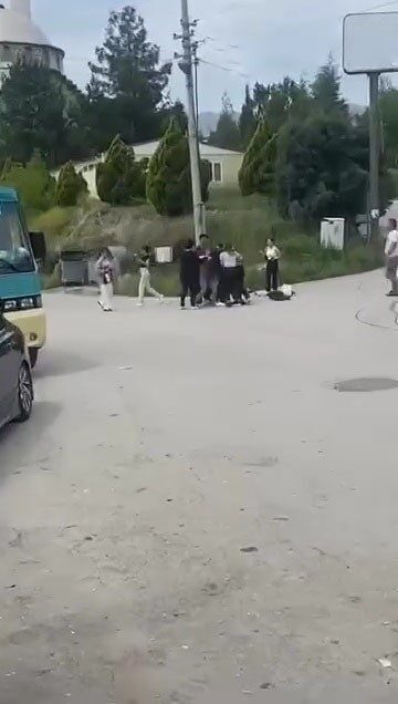 Üniversiteli genç kızlar sokak ortasında saç saça kavga etti Karabük’ün Safranbolu ilçesinde, “erkek arkadaşıma yan baktın” iddiasıyla tartışan 2