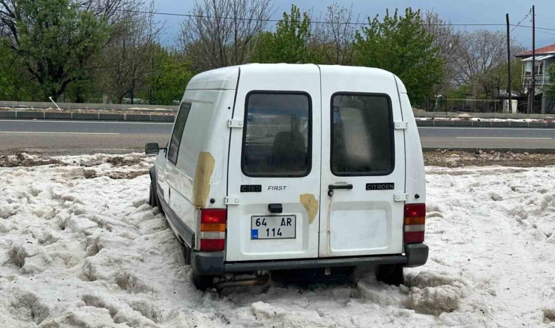 Uşak’ta sağanak ve dolu yağışı etkili oldu Uşak’ın Sivaslı ilçesinde sağanak yağış ardından yağan dolu yağışı sokakları