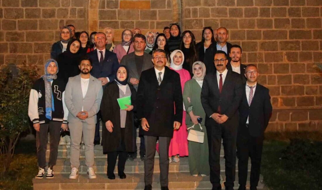 Vali Çelik, “Kitap Kulübü” etkinliğine katıldı Hakkari Valisi Ali Çelik; Hakkâri İl Kültür ve Turizm Müdürlüğü