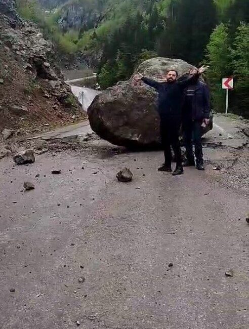 Yaylaya gidenler devasa kayanın altında kalmaktan saniyelerle kurtuldu Gümüşhane’de Erikbeli Yaylası’na gitmek isteyen vatandaşlar dağdan kopan devasa kaya