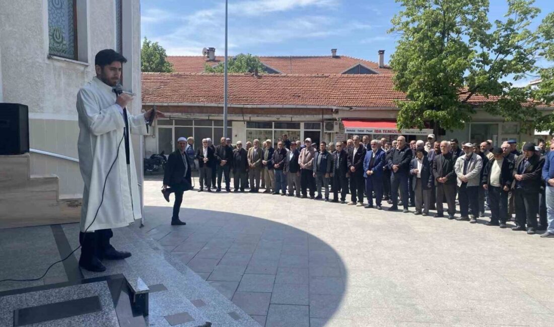 Yenice’de cuma namazı sonrası yağmur duası Çanakkale’nin Yenice ilçesinde vatandaşlar cuma namazının ardından yağmur duası etti.