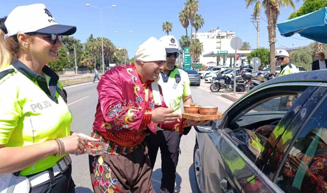 Yoğurt ve çilek ikramlı trafik uygulaması Mersin’in Silifke ilçesinde trafik uygulamasında sürücülere ilçenin tescilli yoğurt ve