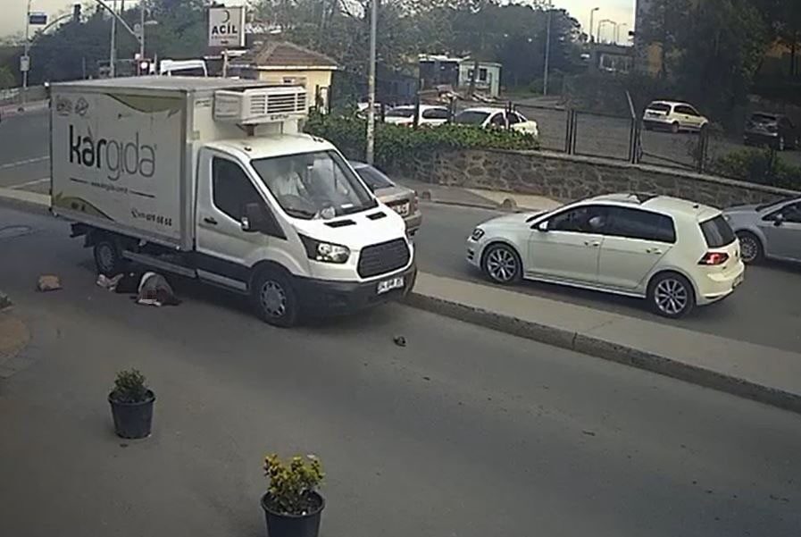 Yolun karşısına geçmeye çalışan kadının üzerinden kamyonet geçti İstanbul Arnavutköy’de yolun karşısına geçmeye çalışan bir kadın kamyonetin altında