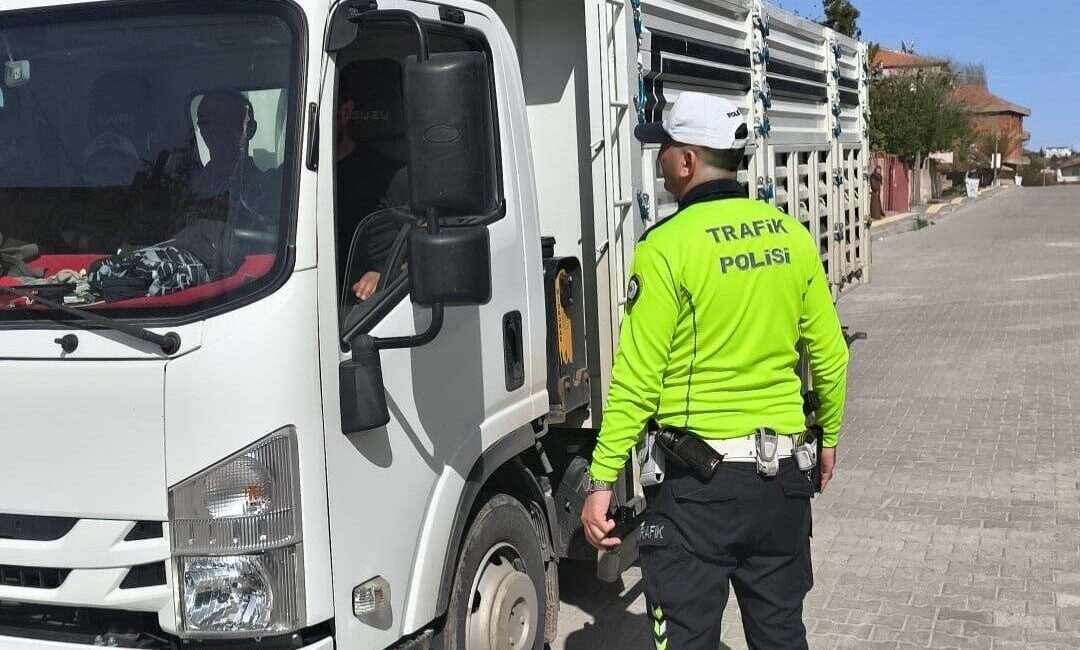 Yozgat’ta abartı egzoz ve modifiye araç denetiminde 9 araca cezai işlem uygulandı Yozgat Emniyet Müdürlüğü tarafından abartı egzoz, yüksek sesli müzik ve
