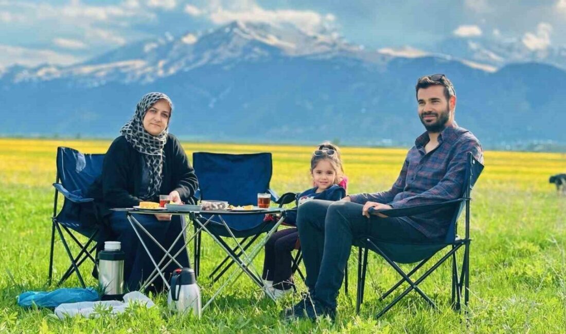 Yüksekova’da iki mevsim arası renk cümbüşü HAKKARİ (İHA) – Hakkari’nin Yüksekova ilçesinde Cilo Dağı’nın eteklerinde yer