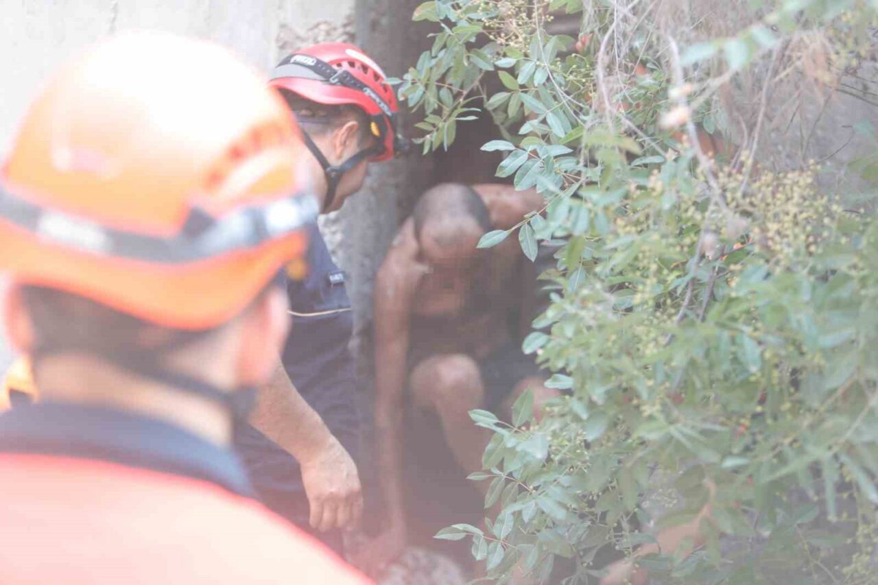 Antalya’da 15 metrelik kayalık alandan yuvarlanan ve iki kaya arasındaki