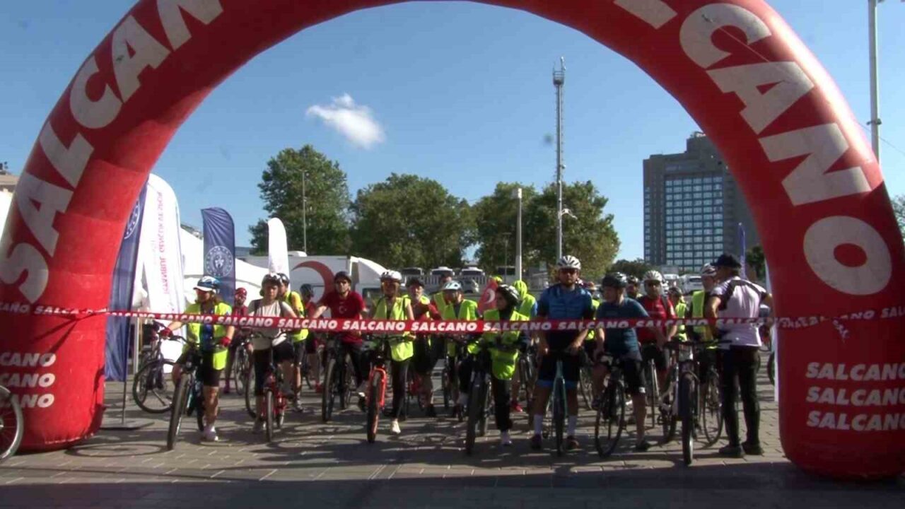 İstanbul’da, 15 Temmuz Derneği tarafından yaklaşık 500 sporcunu katıldığı bisiklet