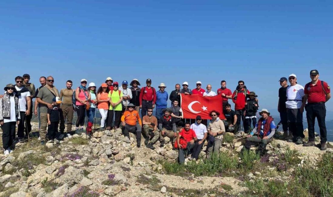 Çankırı’da dağcılar, 2 bin 404 rakımlı Emirgazi zirvesinde Türk bayrağı