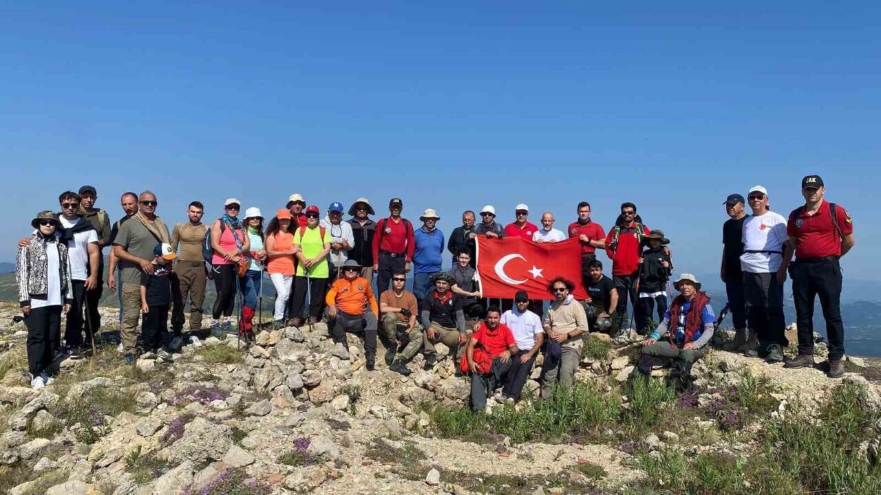 Çankırı’da dağcılar, 2 bin 404 rakımlı Emirgazi zirvesinde Türk bayrağı