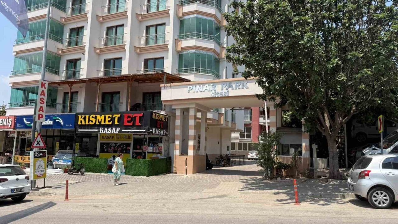 Adana’da havuzdan çıkıp ıslak hali ile aydınlatma direğine yaslanan Türker