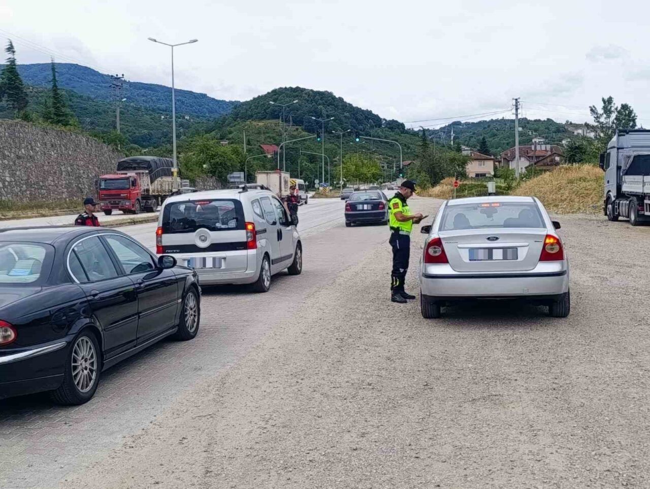 Düzce’de trafik ekipleri kural tanımayan sürücülere geçit vermiyor. 9-13 Temmuz