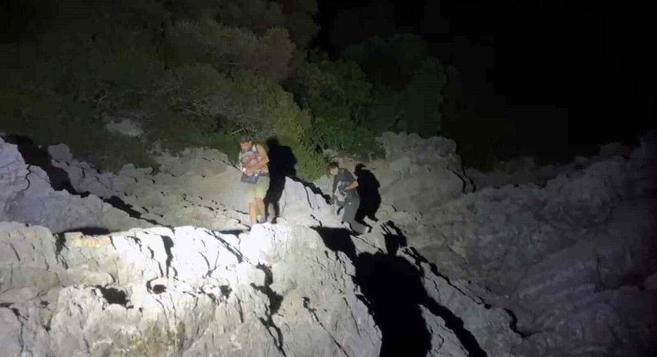 Muğla’nın Marmaris ilçesinde karadan ulaşımın bulunmadığı bir bölgede mahsur kalan