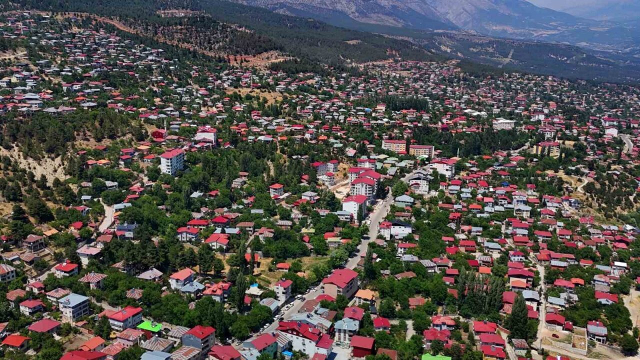 Türkiye’nin en sıcak illerinden Adana’da hissedilen sıcaklık 50 dereceyi aşınca