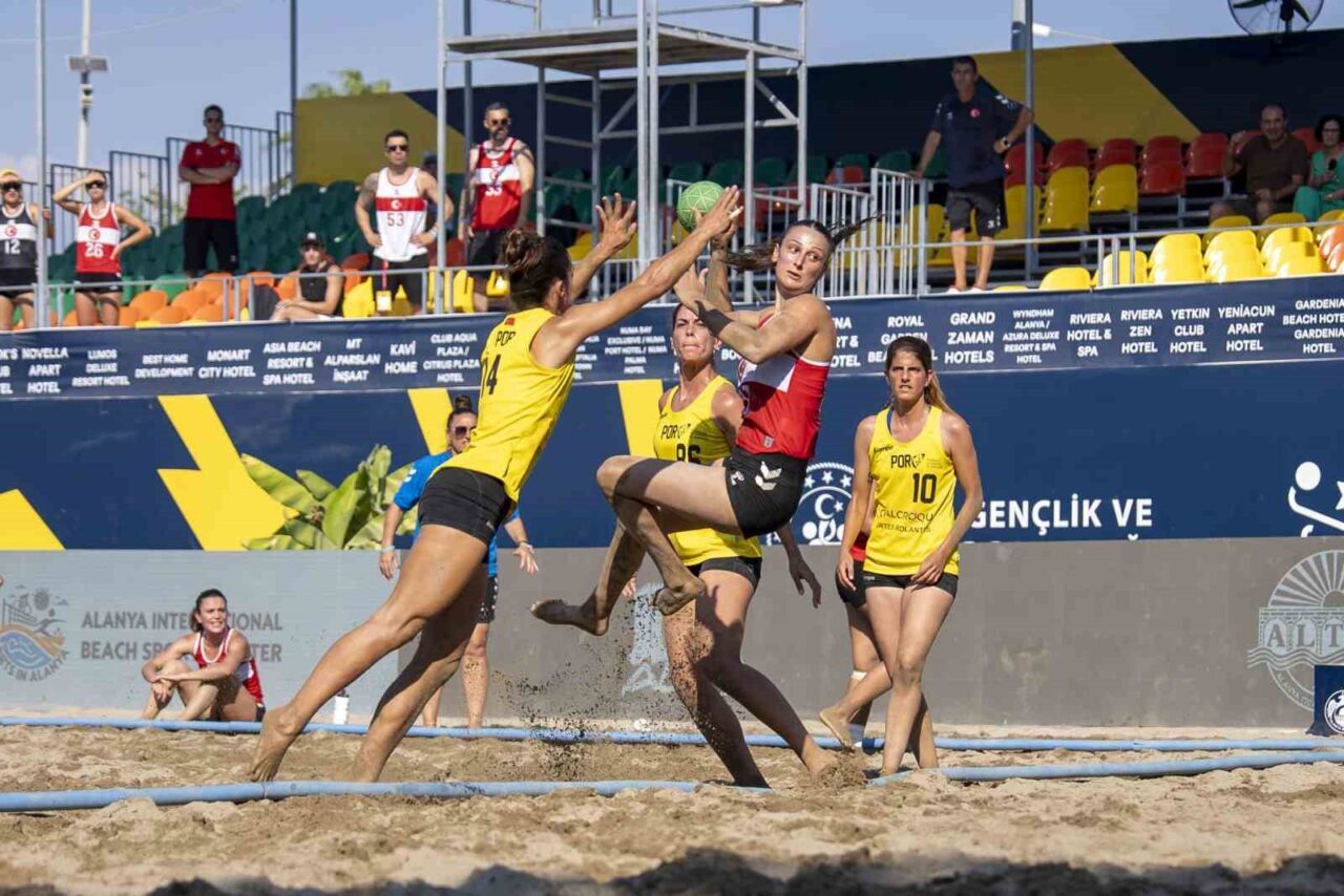 Alanya’da gerçekleştirilen EHF 2025 Avrupa Plaj Hentbol Şampiyonası’nda ilk gün