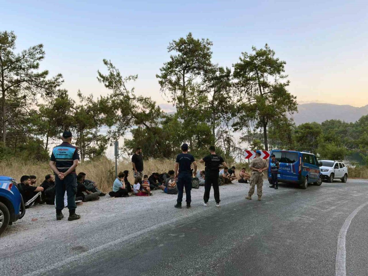 Muğla’nın Marmaris ilçesi Hisarönü koyunda 3’ü çocuk 22 düzensiz göçmen